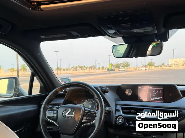 لكزس UX200 موديل 2019 بدون  حوادث لحقه بسيطه مواصفات عالية