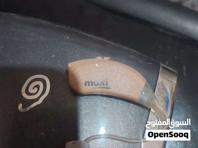 تُظهر الصورة سماعة طبية خلف الأذن (BTE) لضعف السمع، ويظهر عليها بوضوح الطراز والشركة المصنعة وهما Un