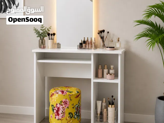 تسريحة مكياج عصرية مع مرآة LED وإضاءة خلفية – تصميم أنيق يوفر الجمال والتنظيم في مساحة واحدة من متجر
