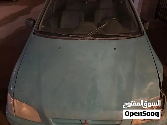والعه السياره المحرك جن و الكمبيو ممتاز واقفه علي ديسكو فرسيوني
