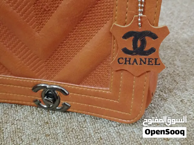 حقيبه نسائية انيقه عمليه مناسبه للاستخدام اليومي لونها مميز مستعمله استعمال قليل