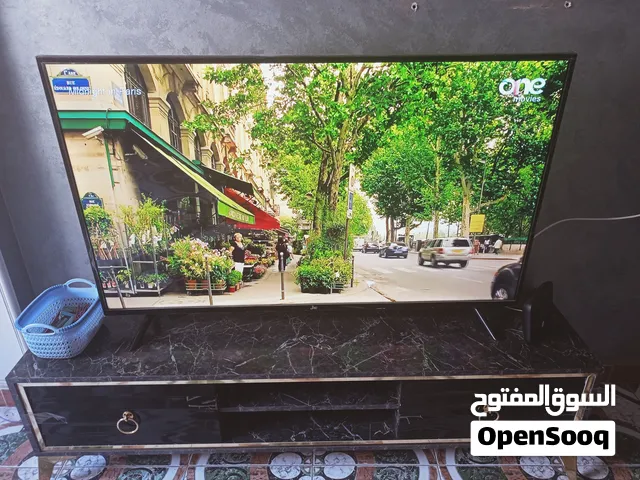 شاشة تلفزيون جاك 55 بوصة سمارت في الضمان ولازقة المصنع علي الشاشة