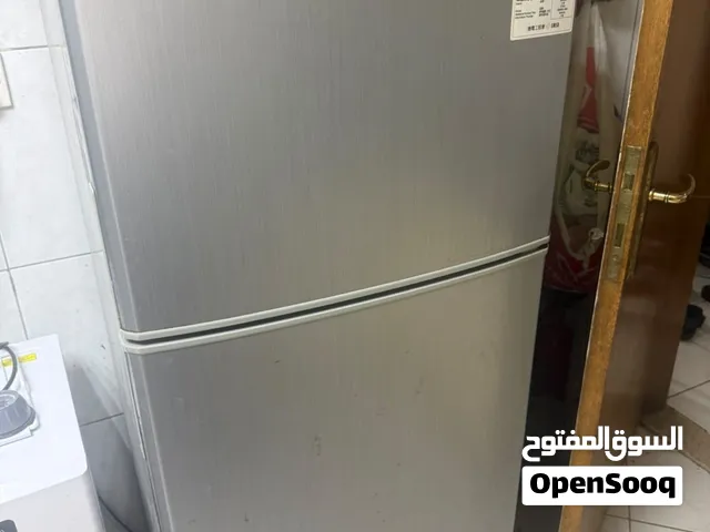 للبيع فريزر بحاله ممتازه و ثلاجه بحاله ممتازه وطقم سفره طعام من 6 كراسى وسفره من إيكيا