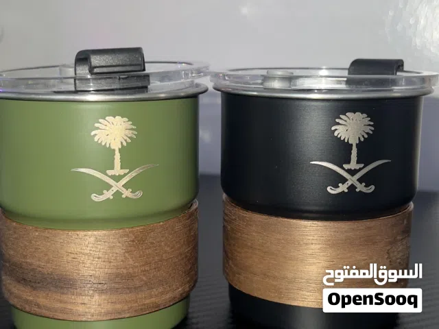 أكواب شعار المملكة بقاعدة خشبية (أسعار خاصة للجملة)