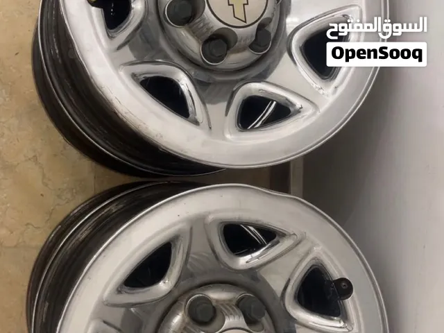 للبيع اربع رنقات وانيت سلفرادو يركبون من مديل 16 إلى 18 على السوم الصامل يبشرب الخير
