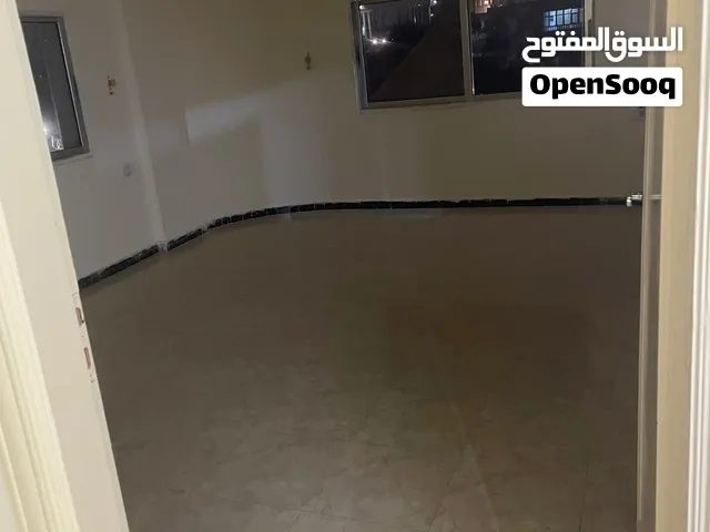 شقه سكنيه طابق ثاني 156 متر على الشارع الرئيسي الى مسحد الدباس وفوق كلية التدريب المهني للاناث قرب