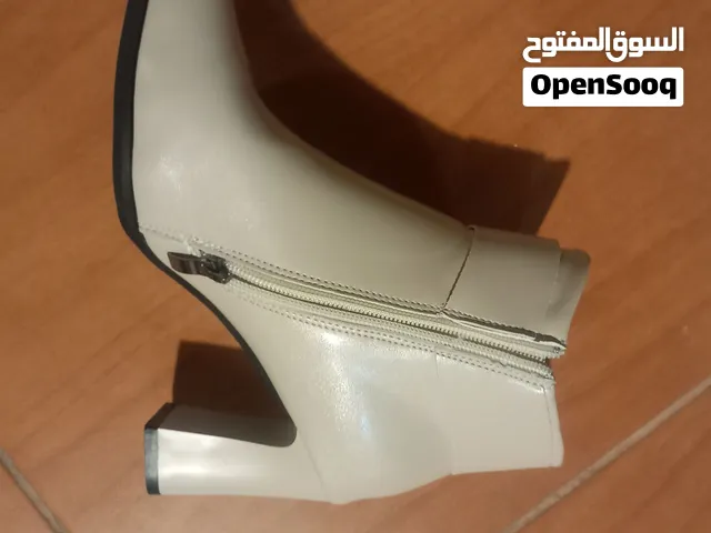خذاء كعب عالي  شتوي  بسعر مغري 20 JD دينار للبيع جديد