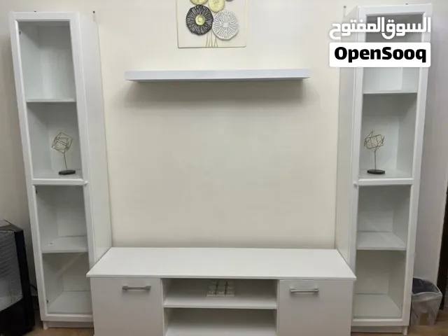 طقم مكتبة تلفزيون وأعمدة عرض (خزائن زجاجية) بحالة ممتازة أخت الجديدة