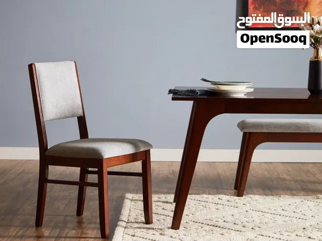 طاولة طعام من هوم سنتر 4 كراسي و بنش يسمح ل 3 اشخاص .