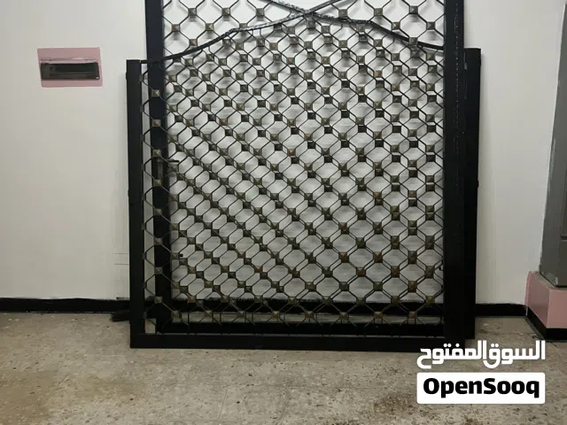 باب كراج 4 متر *2 متر مستعمل ويوجد بابين حديد 2 *1 متر بحاله ممتازه