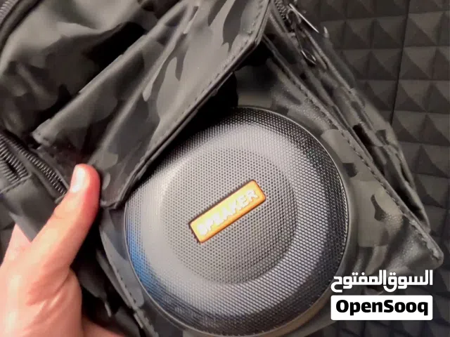 حقيبة عصرية مع مكبر صوت بلوتوث مدمج وإضاءة RGB.