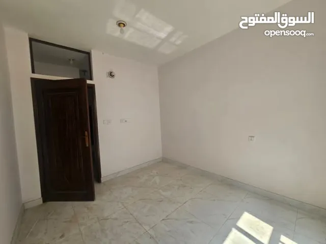 غرف عزوبي للايجار لوكس سرميك جديده في هايل من ثلاثين الف ومن اربعين الف حاجه فخمه جدا يوجد عدة غرف