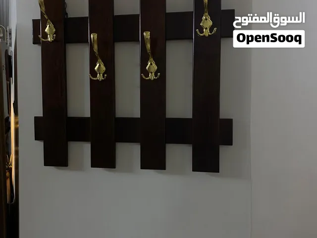 علاقة لتعليق الملابس لمدخل البيت
