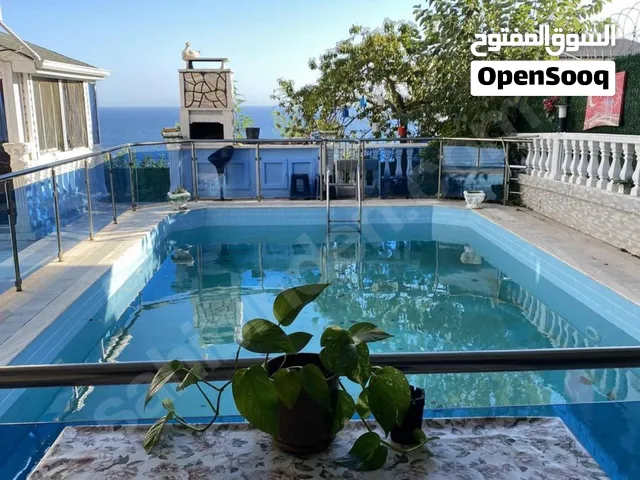 فيله مسبح مطله على البحر