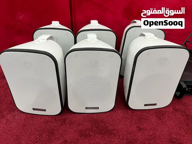 سماعات (40)واط قوية وصوتها عالي وصافي وناعم مثل سماعات المساجد ومعاها جهاز الاستقبال السستم شبه جديد