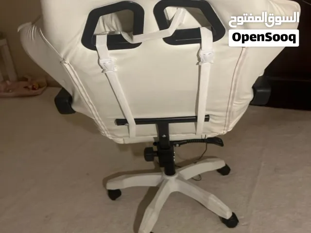 كرسي قيمنق ابيض