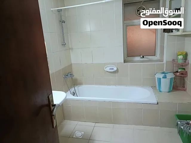 كلباء بجوار نادي كلباء سرير في غرفه مزدوجه في بنايه نظيفه وراقيه بها موقف سيارات مجاني