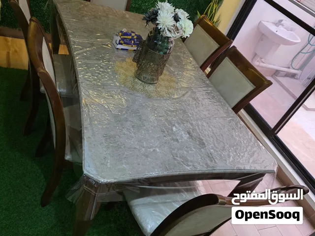 طاولة طعام مع الكراسي
