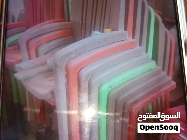 إليه 50 كرسى. 20 طاولة مدينة متع قهوة ومكينة لرحي القهوة معدات مستعملة