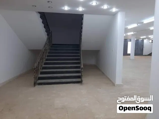 مبنى خدمي وامامه باركن  للبيع االمكان حي الدولار عالرئيسي المزدوج