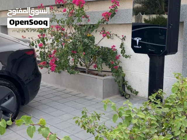 بوكس لشاحن السيارات الكهربائية نوعية فاخره