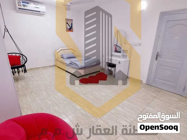 غرفة واسعة مفروشه للموظفات فقط ( للبنات ) في بوشر / شامل بدون عموله