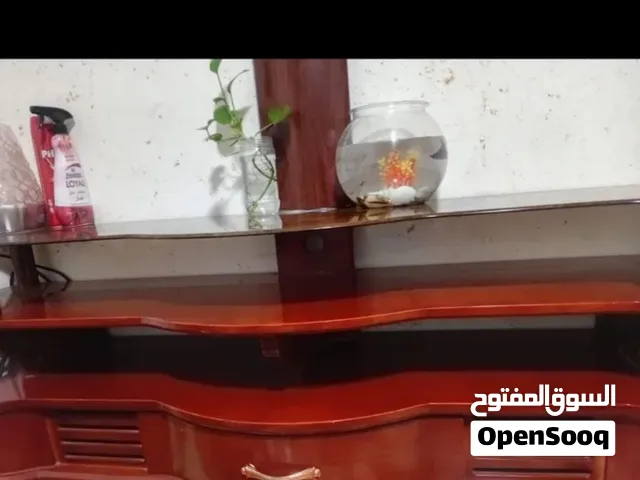 طاولة شاشه تلفزيون خشب زان لون بني عسلي شبه جديده للبيع