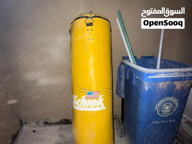 كيس ملاكمة مع مسطبة رياضية