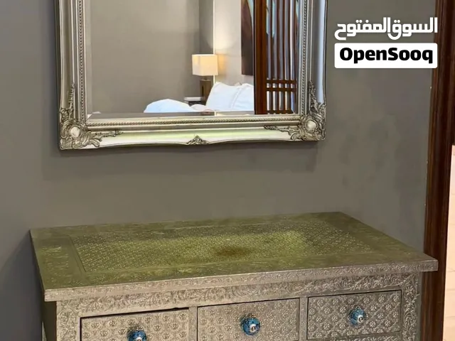 تسريحة فضية ،كرسي و مرآة