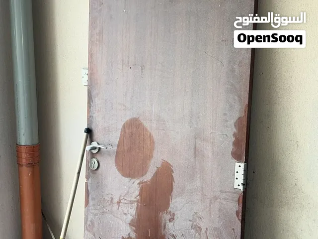 باب خشب بحالة ممتازة