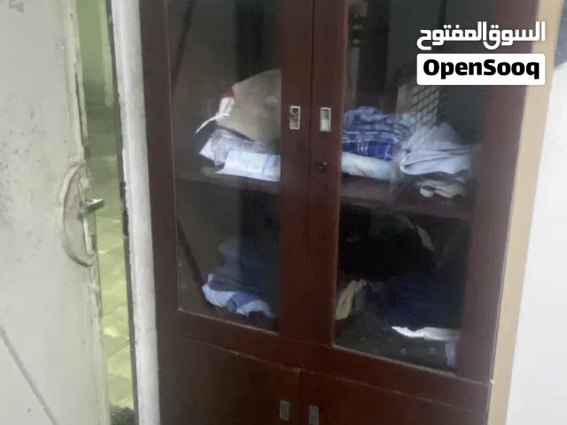 خزانة ضلفتين زجاج علوي وضلفتين سفلي وطاولة شاشة تلفاز وطاولة اربع رفوف تنفع تتعلق علي الحائط وكورنر