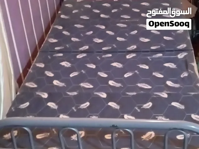 سرير قابل للطي الاستيل): الأنابيب والهيكل من الحديد المطلي بطلاء حراري لحمايته من الصدى