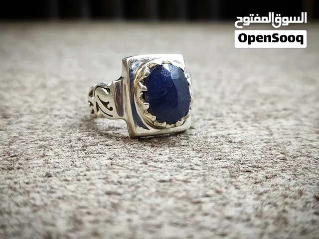 خاتم فضة فاخر، ياقوت أزرق أصلي من الطبيعة، بتصميم شبكة يدوي يجنن... قطعة فنية تعكس هيبتك!”
