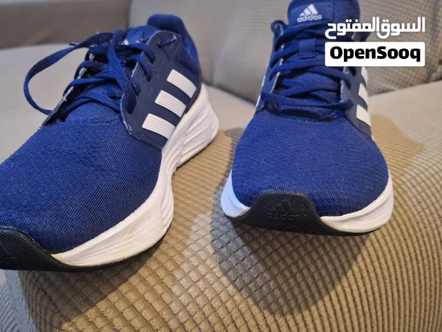 حذاء رياضي اديداس. استعمال خفيف.معقم  نظيف. المقاس 43.5 .اصلي من متجر اديداس. Adidas. استعمال خفيف.