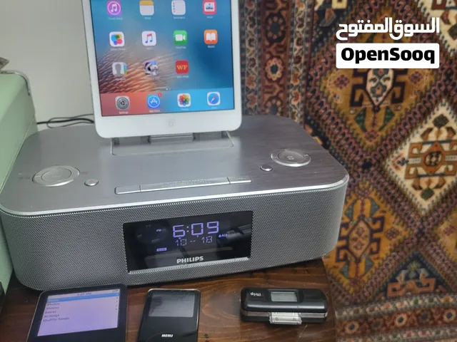 آيباد مستعمل بحجم 6 إنش سعة 16 جيجابايت من أبل. جديد مع جهازين قاعدة ستيريو وراديو و توصيل FM للسي