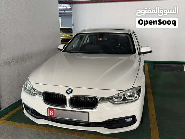BMW 318i موديل 2018 للبيع – أبيض – فتحة سقف