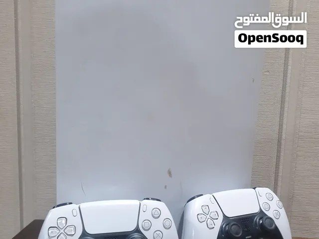 بلي ستيشن 5 لبيع نظيف وما مفتوح وياه 2 يدات والسعر بي مجال للشراية
