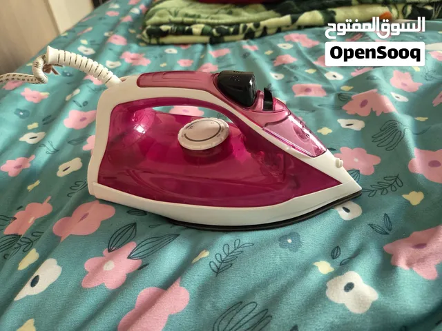 مكواه مستعمله تعمل بها بس حرق في اسفل المكواه لكنها تعمل ولا تتسخ الملابس منها