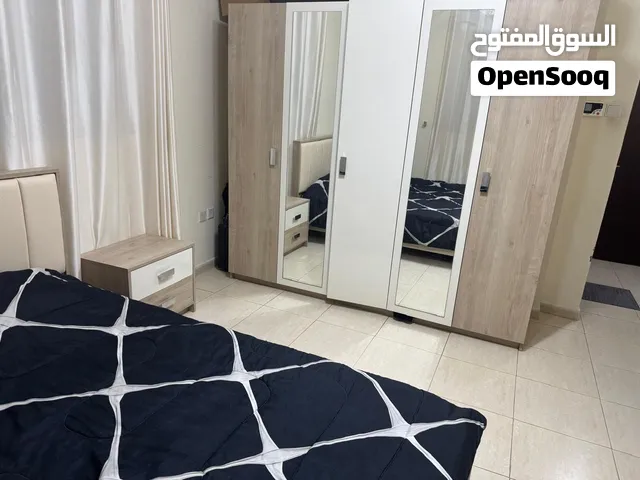 اثاث فرش بيت كامل للبيع بحالة ممتازة غرفتين نوم مع صالة وأدوات المطبخ