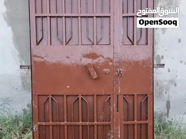 باب حديد ثقيل في حالة جيدة