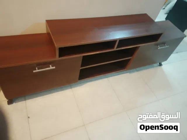 طاوله تلفزيون لمنيت مستعمله بحاله الوكاله