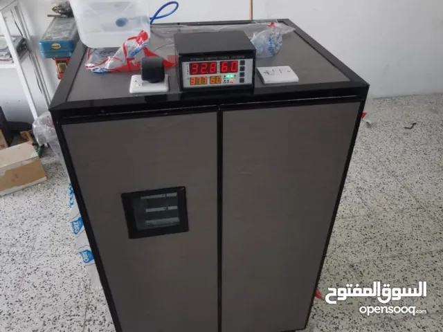 فقاسة برفوف أربعة أو حسب الطلب وقطع الغيار متوفرة للبيع