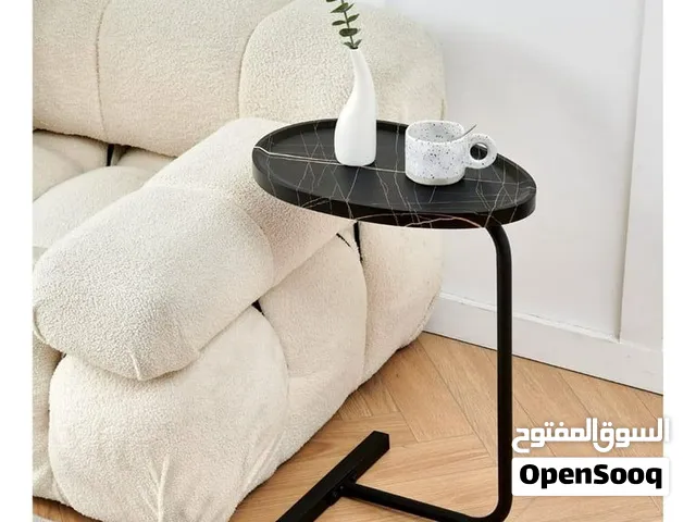 طاولة جانبية بتصميم عصري وأنيق، مثالية بجانب الكنبة أو السريرحجم عملي، سطح رخامي أنيق وقاعدة معدنية.