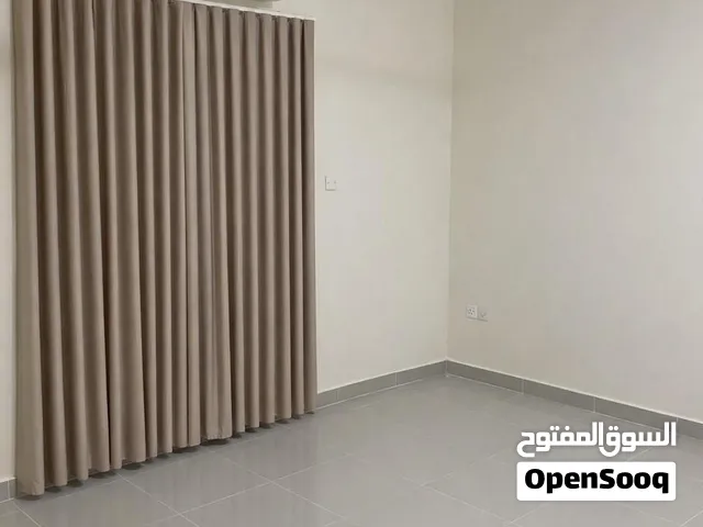 شقة للايجار في مسقط المعبيلة 3 غرف نوم وصالة و3 حمامات في مكان هادئ وقريب من الخدمات