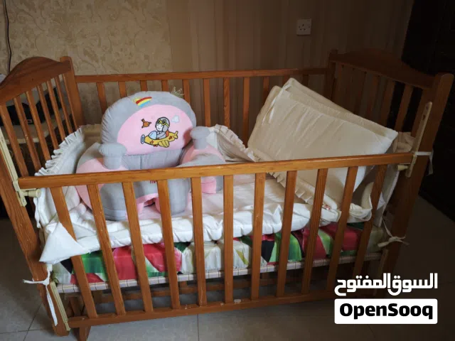 سرير طفل خشبي بحالة ممتازة
