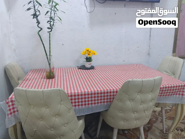 طاولة طعام مع 4 كراسي