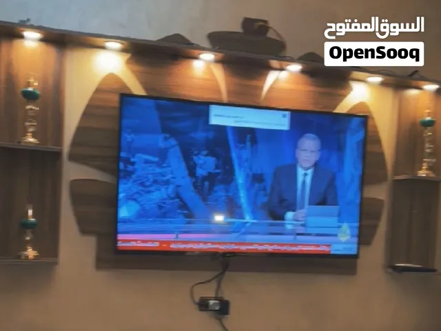 ديكور شاشة مع اضاءة خشب ثقيل بحالة الممتاز ومعلقات كريستال بحالة الممتاز للبيع