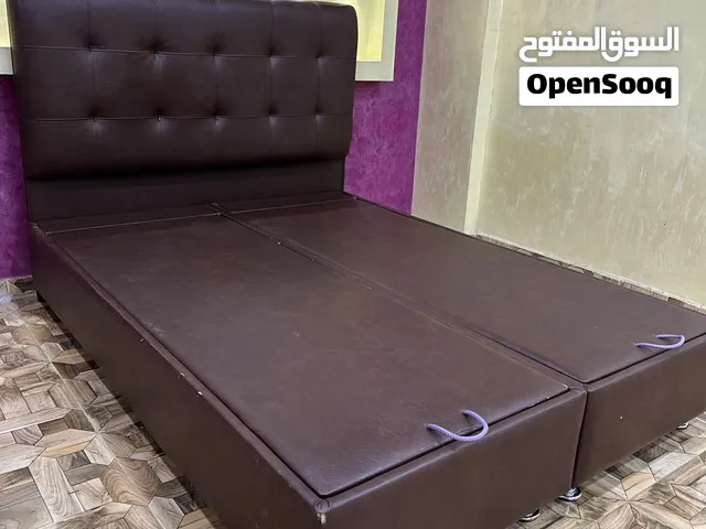 تخت  (( مفرد ونص ))نظام بوكس تخزين هايدروليك بحاله جيده +فرشه إسفنج ضغط  جلد لون بني  مقاس 150*200