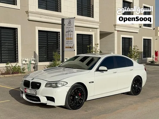 بي ام دبليو الفئة الخامسة 550i موديل 2012 خليجي لون ابيض داخلي بني