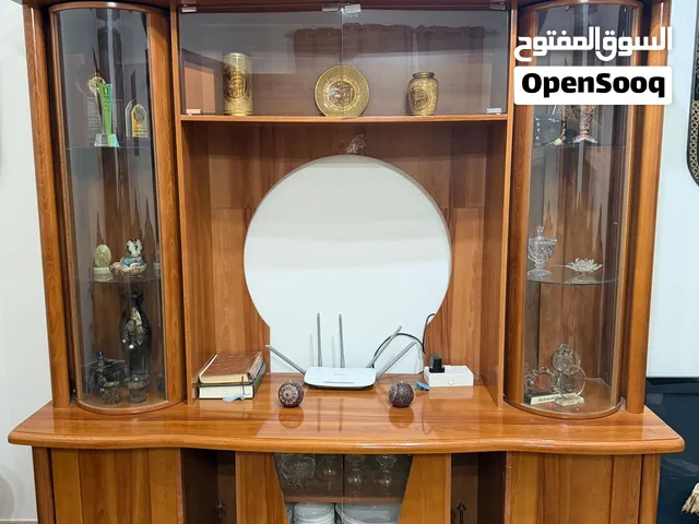 وحدة تخزين مع مكان للشاشة